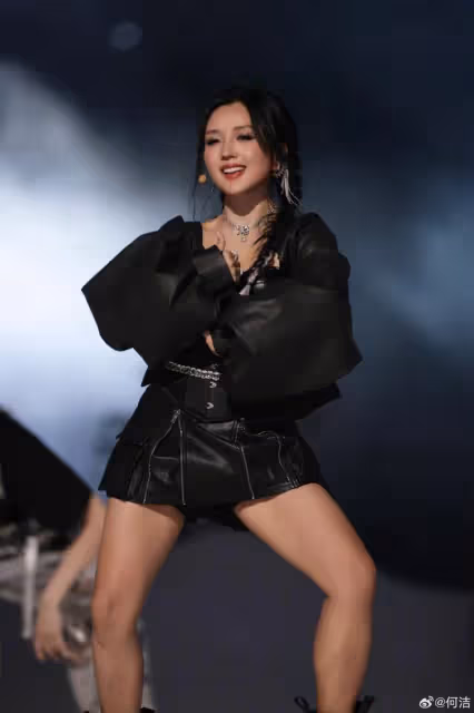 何潔曬自拍美照,穿超短裙秀細直長腿,小腹平坦零贅肉瘦出新高度