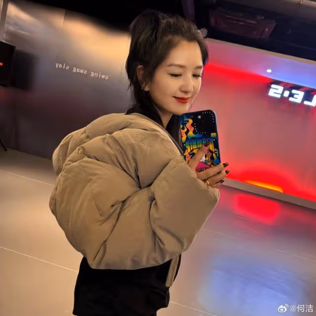 何潔曬自拍美照,穿超短裙秀細直長腿,小腹平坦零贅肉瘦出新高度