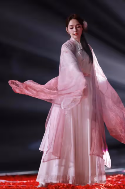 40歲郭碧婷曬近照,參加浪姐後瘦了一大圈,扎雙馬尾又嫩又少女
