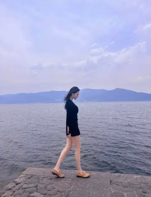 37歲張馨予近照曝光,穿辣妹裝海邊遊玩,瘦身後整個人更薄了