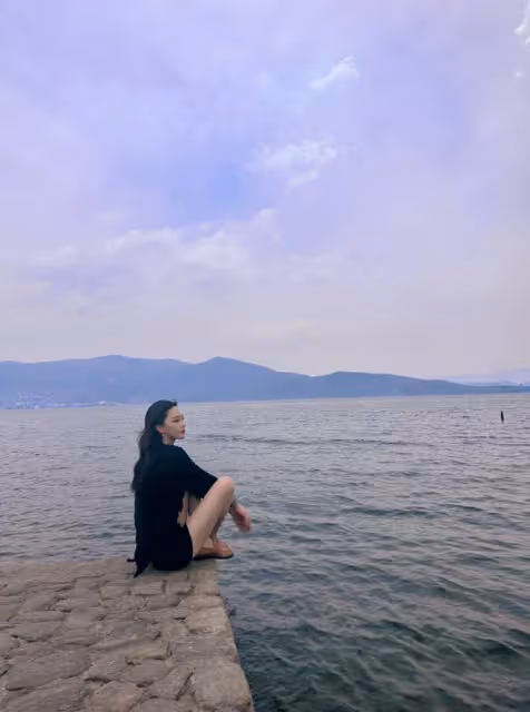 37歲張馨予近照曝光,穿辣妹裝海邊遊玩,瘦身後整個人更薄了