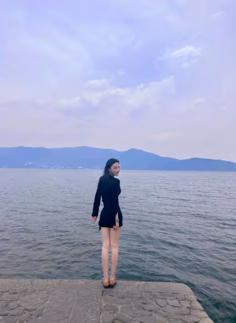 37歲張馨予近照曝光,穿辣妹裝海邊遊玩,瘦身後整個人更薄了