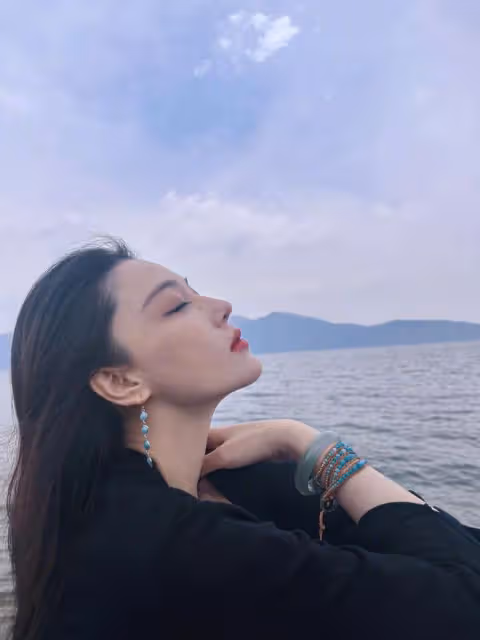 37歲張馨予近照曝光,穿辣妹裝海邊遊玩,瘦身後整個人更薄了