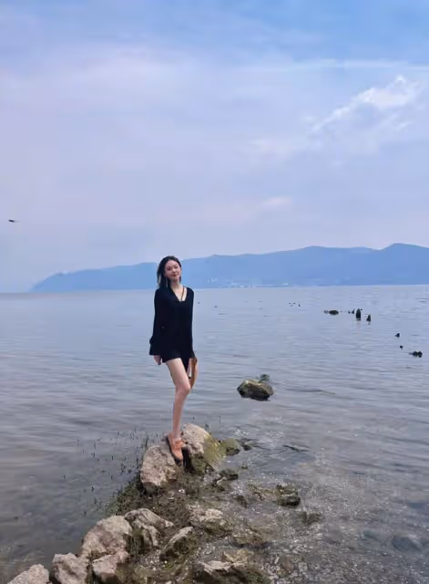 37歲張馨予近照曝光,穿辣妹裝海邊遊玩,瘦身後整個人更薄了