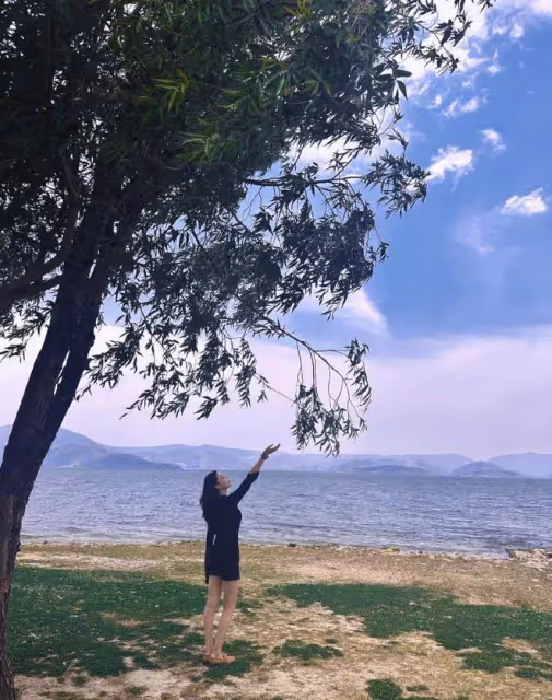 37歲張馨予近照曝光,穿辣妹裝海邊遊玩,瘦身後整個人更薄了