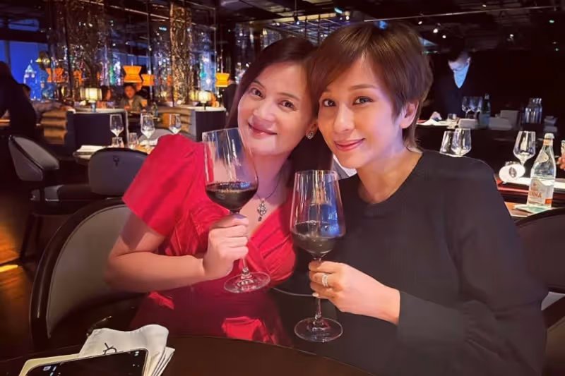 香港女星梁碧芝罕見露面，息影嫁富貴老公，常搭私人飛機周遊列國