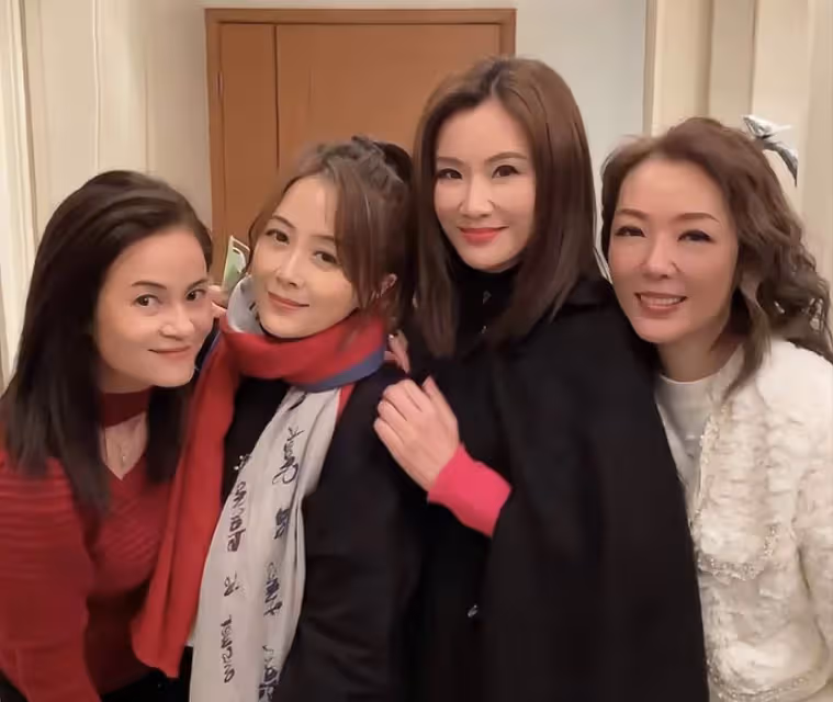 香港女星梁碧芝罕見露面,息影嫁富貴老公,常搭私人飛機周遊列國