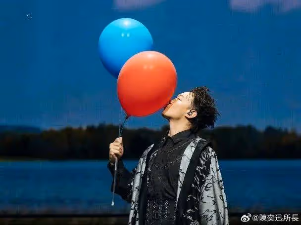 香港歌神武漢演唱會遇奇葩歌迷,現場擴音器擾亂節奏,甚至揚言脫衣服