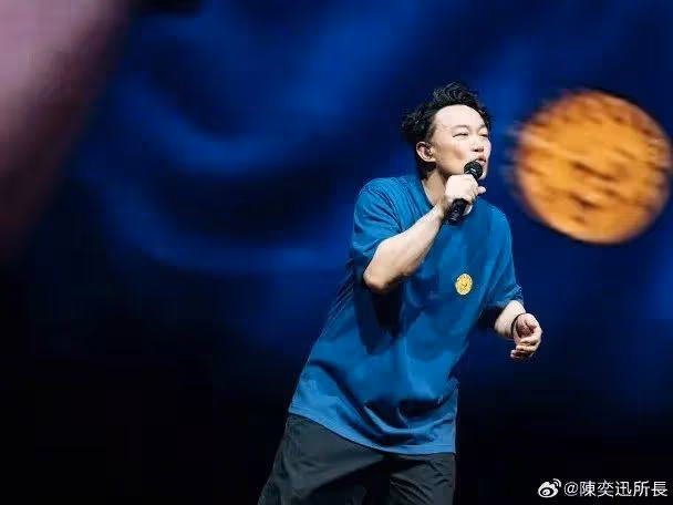 香港歌神武漢演唱會遇奇葩歌迷,現場擴音器擾亂節奏,甚至揚言脫衣服