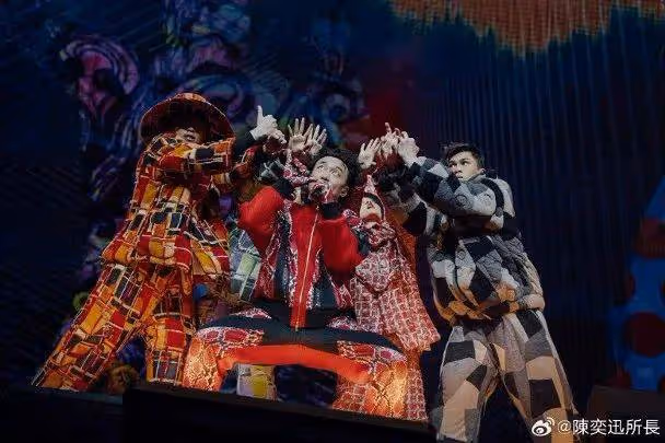 香港歌神武漢演唱會遇奇葩歌迷,現場擴音器擾亂節奏,甚至揚言脫衣服