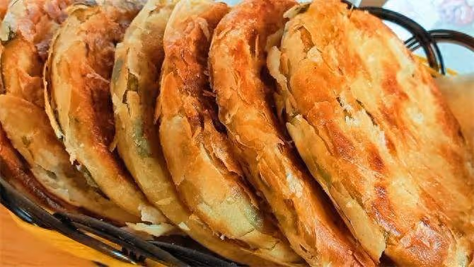 教你做香酥蔥油餅,外皮酥脆,內里柔軟多層,咬一口直掉渣