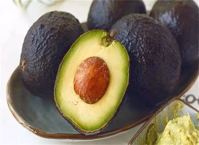 牛油果怎麼算熟透了?如何判斷牛油果成熟度,避免黑絲和壞果?