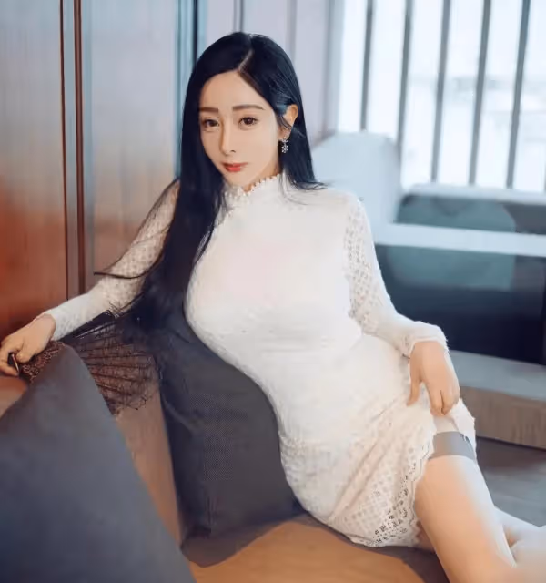 典雅蕾絲長裙綻放婀娜魅力，嬌媚動人盡顯華麗之美