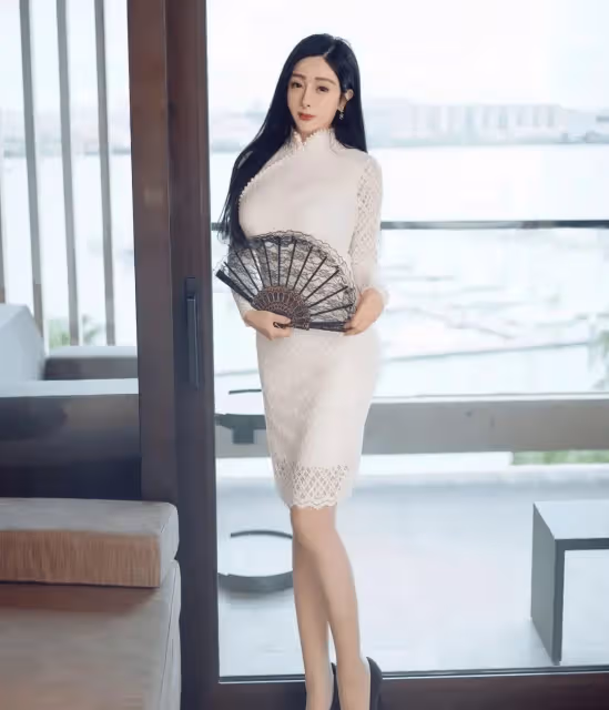 典雅蕾絲長裙綻放婀娜魅力,嬌媚動人盡顯華麗之美