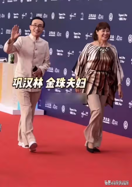 鞏漢林夫婦罕見同框出席活動，他穿扮儒雅，金珠走姿霸氣十足