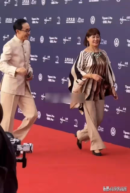 鞏漢林夫婦罕見同框出席活動，他穿扮儒雅，金珠走姿霸氣十足