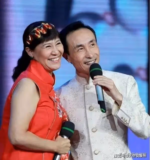 鞏漢林夫婦罕見同框出席活動，他穿扮儒雅，金珠走姿霸氣十足