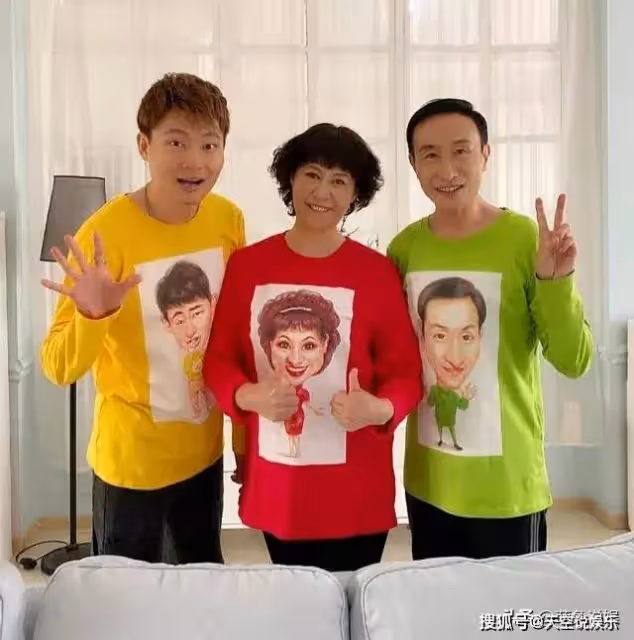 鞏漢林夫婦罕見同框出席活動，他穿扮儒雅，金珠走姿霸氣十足