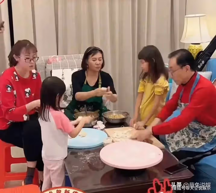 鞏漢林夫婦罕見同框出席活動，他穿扮儒雅，金珠走姿霸氣十足