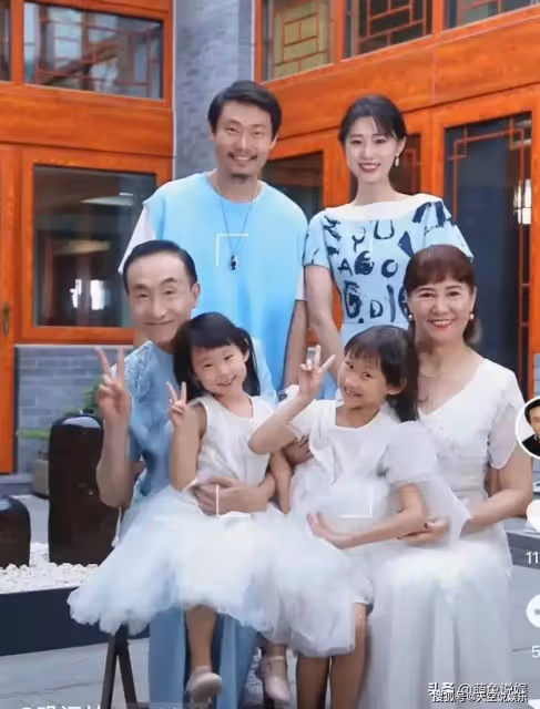 鞏漢林夫婦罕見同框出席活動，他穿扮儒雅，金珠走姿霸氣十足