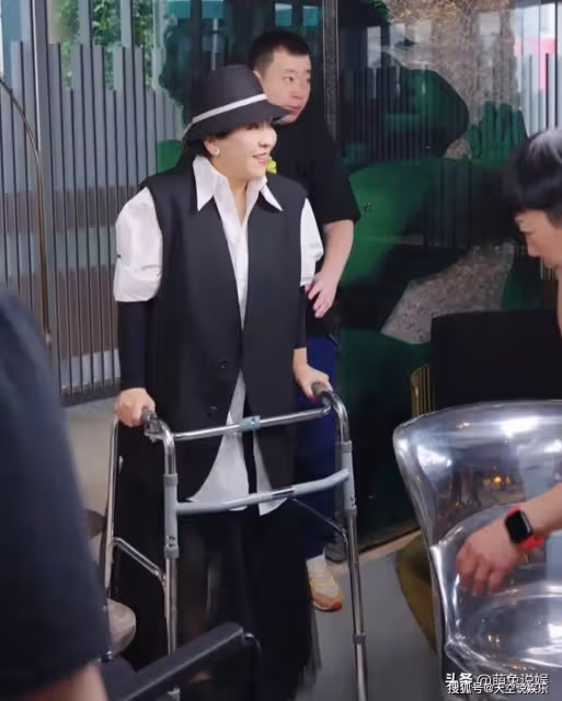 李連杰近照：攜女兒看望向太，面色紅潤狀態佳，24歲女兒身材高挑