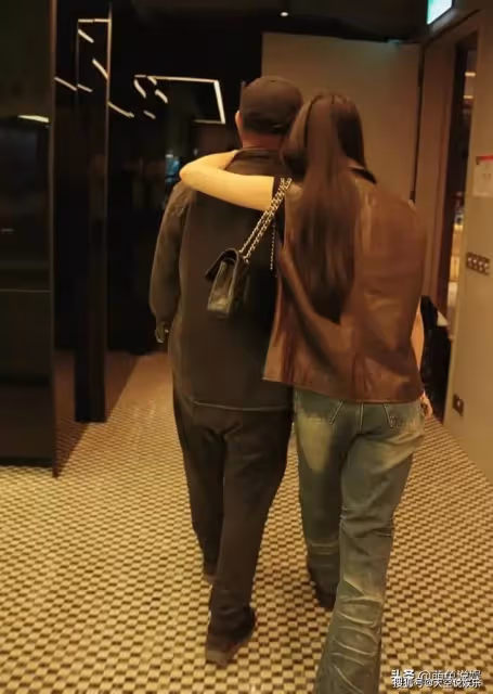 李連杰近照：攜女兒看望向太，面色紅潤狀態佳，24歲女兒身材高挑