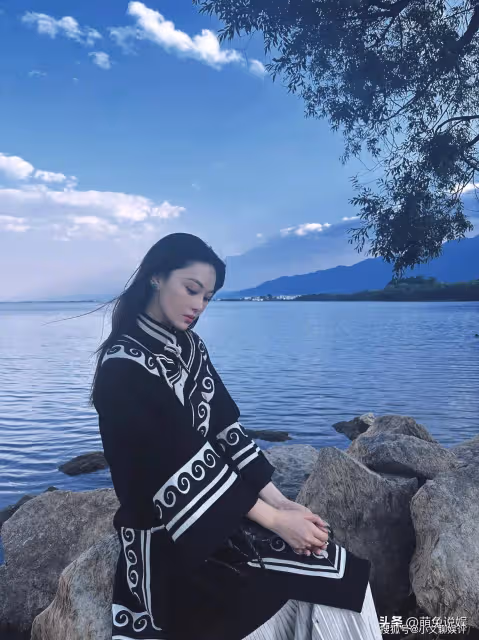 張馨予曬海邊遊玩美照:細直大長腿搶鏡,側臉弧線美呆了