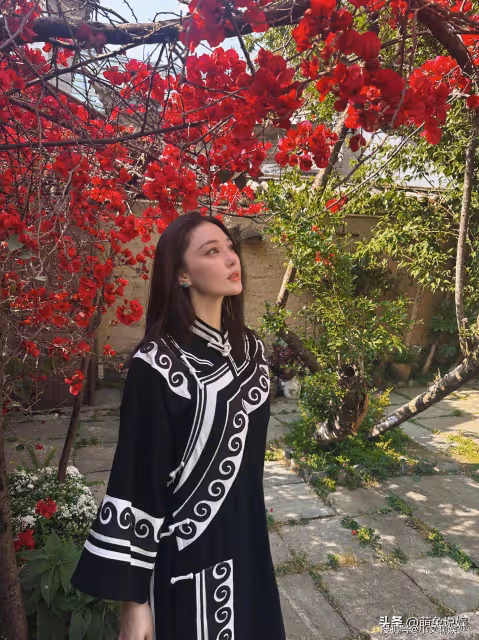 張馨予曬海邊遊玩美照:細直大長腿搶鏡,側臉弧線美呆了