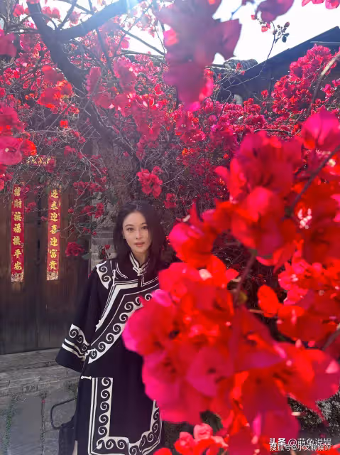 張馨予曬海邊遊玩美照:細直大長腿搶鏡,側臉弧線美呆了