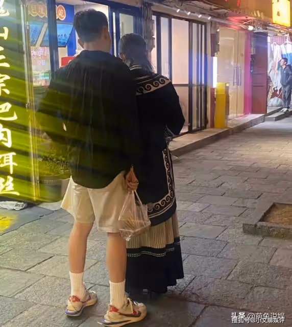 張馨予曬海邊遊玩美照:細直大長腿搶鏡,側臉弧線美呆了