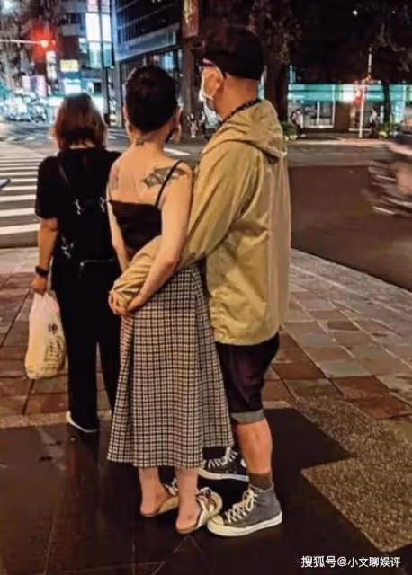 具俊曄首次和大S豪宅外擁抱視頻曝光,大S穿睡衣親密接待惹人猜疑