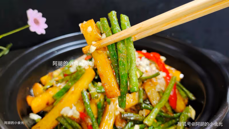 記住這個神搭配,立夏前這菜先吃起來!三兩下就炒一盤,挑動好食慾、超下飯