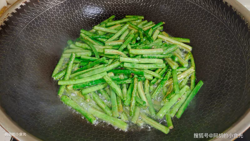 記住這個神搭配,立夏前這菜先吃起來!三兩下就炒一盤,挑動好食慾、超下飯