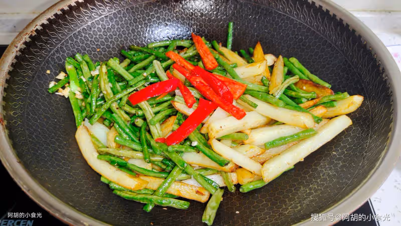 記住這個神搭配,立夏前這菜先吃起來!三兩下就炒一盤,挑動好食慾、超下飯