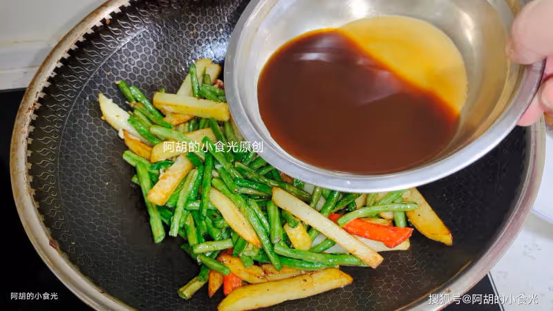記住這個神搭配,立夏前這菜先吃起來!三兩下就炒一盤,挑動好食慾、超下飯