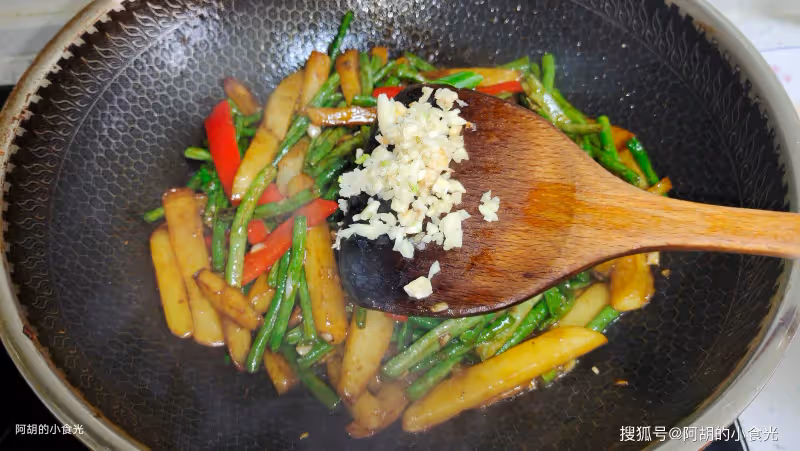 記住這個神搭配,立夏前這菜先吃起來!三兩下就炒一盤,挑動好食慾、超下飯