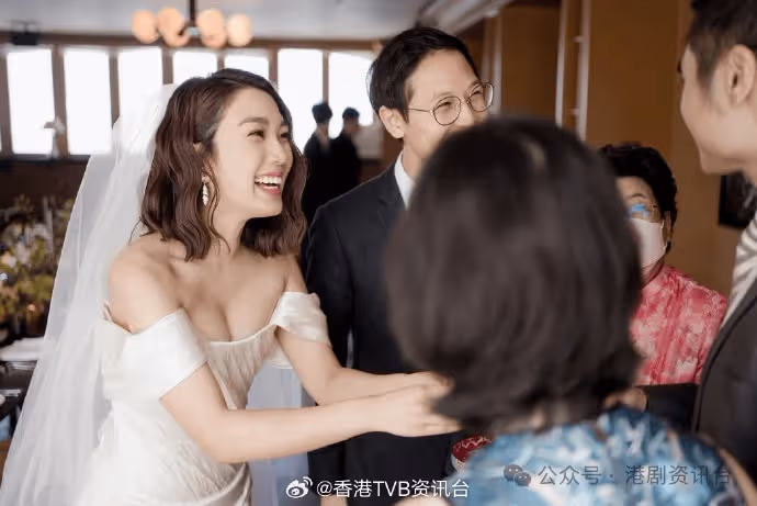 TVB小花補辦婚宴照曝光!秦沛盛裝亮相全程望愛女甜笑