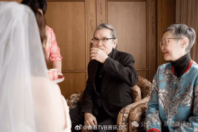 TVB小花補辦婚宴照曝光!秦沛盛裝亮相全程望愛女甜笑