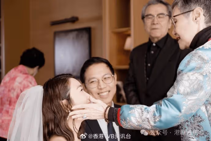 TVB小花補辦婚宴照曝光!秦沛盛裝亮相全程望愛女甜笑