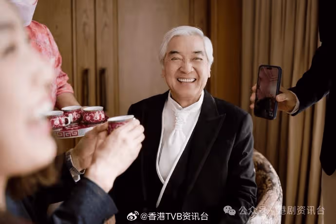 TVB小花補辦婚宴照曝光!秦沛盛裝亮相全程望愛女甜笑