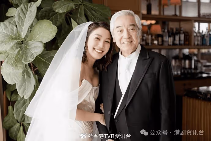 TVB小花補辦婚宴照曝光!秦沛盛裝亮相全程望愛女甜笑