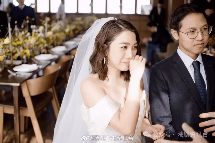 TVB小花補辦婚宴照曝光!秦沛盛裝亮相全程望愛女甜笑