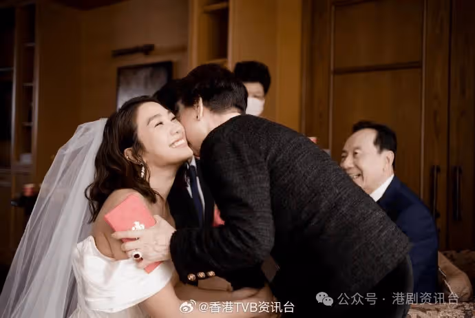 TVB小花補辦婚宴照曝光!秦沛盛裝亮相全程望愛女甜笑