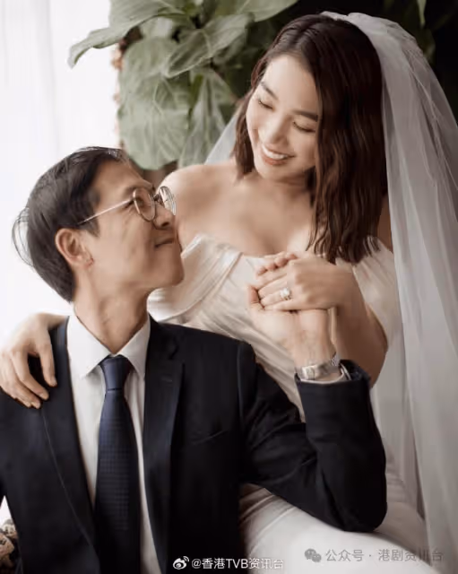 TVB小花補辦婚宴照曝光!秦沛盛裝亮相全程望愛女甜笑