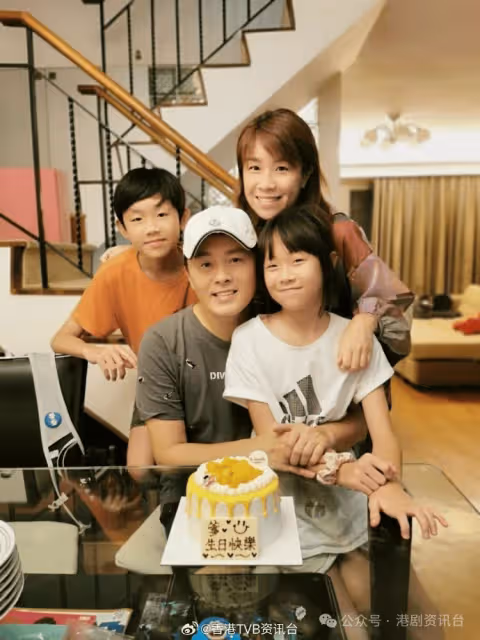 TVB小花補辦婚宴照曝光！秦沛盛裝亮相全程望愛女甜笑