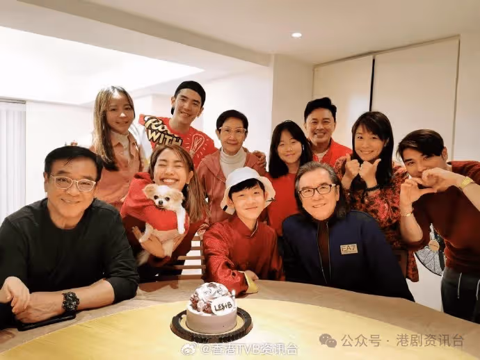 TVB小花補辦婚宴照曝光！秦沛盛裝亮相全程望愛女甜笑
