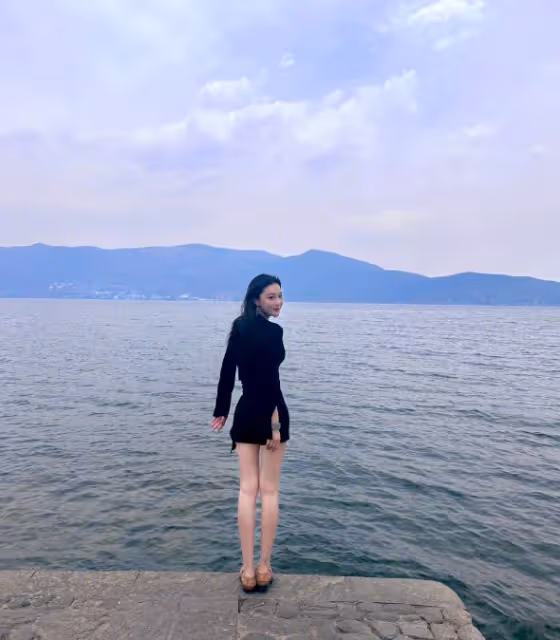 張馨予洱海驚艷亮相,黑色裝扮展現迷人風采,旅遊生活惹人羨慕
