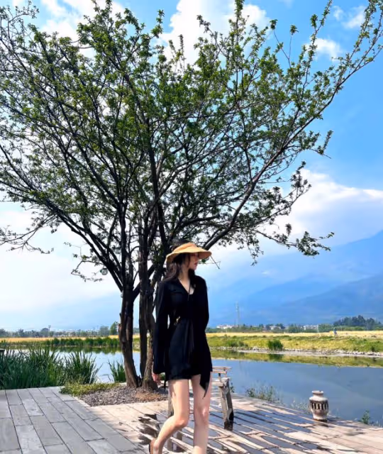張馨予洱海驚艷亮相,黑色裝扮展現迷人風采,旅遊生活惹人羨慕