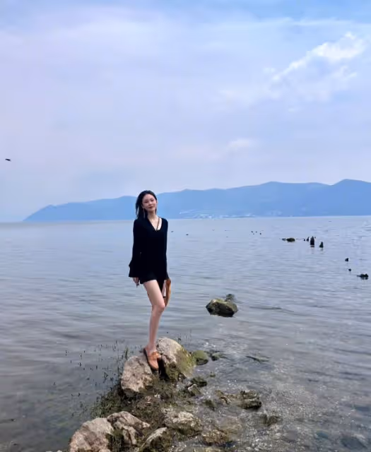張馨予洱海驚艷亮相,黑色裝扮展現迷人風采,旅遊生活惹人羨慕