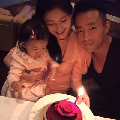 汪小菲發照猛擊婚變傳聞，力證"我老婆美著呢"！但老婆劉海不爭氣
